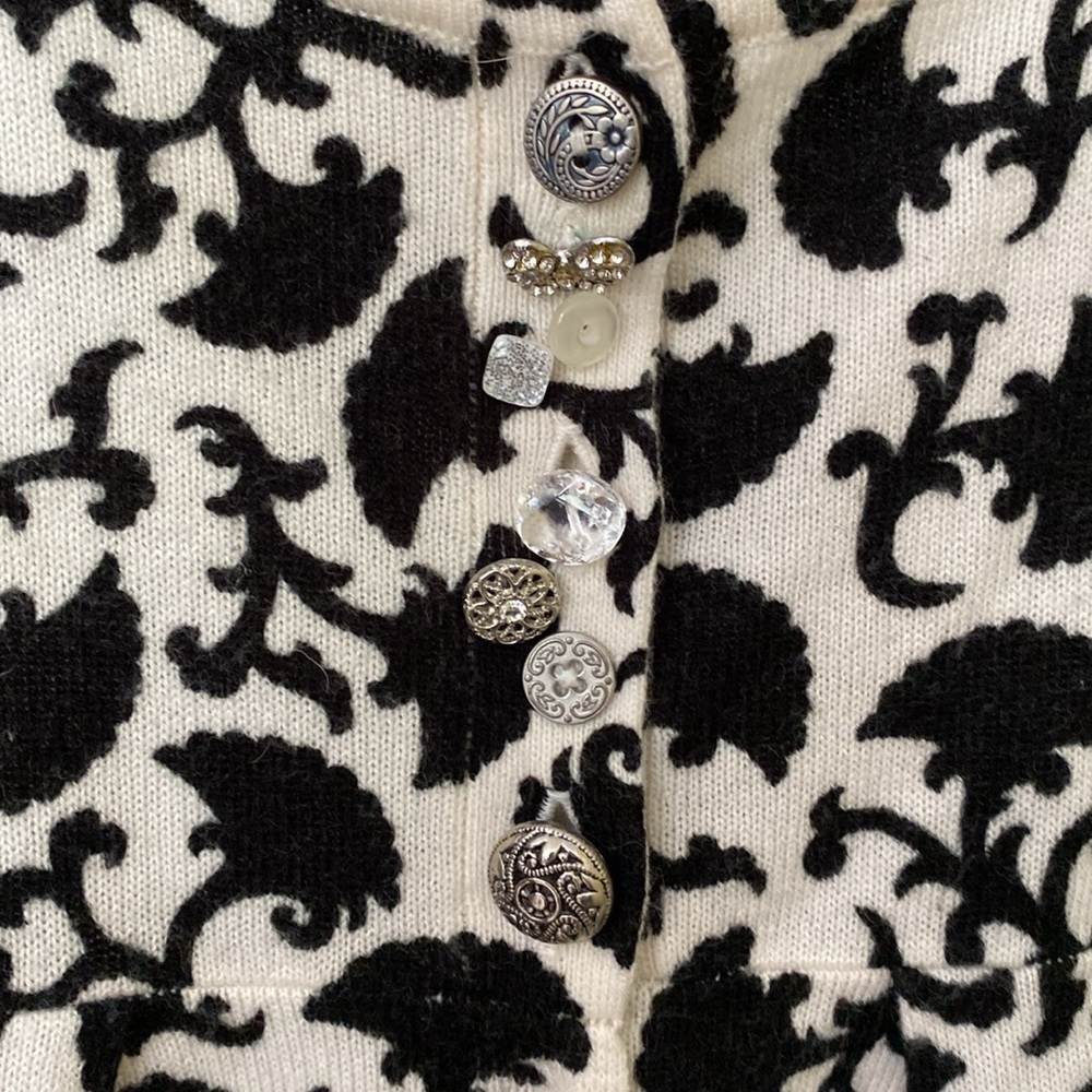 Delia’s sweater - Picture 3 of 9